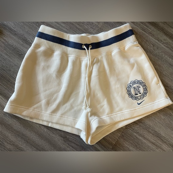 Nike Sportswear Phoenix Fleece Heritage
Women's High-Waisted Shorts - Picture 7 of 8